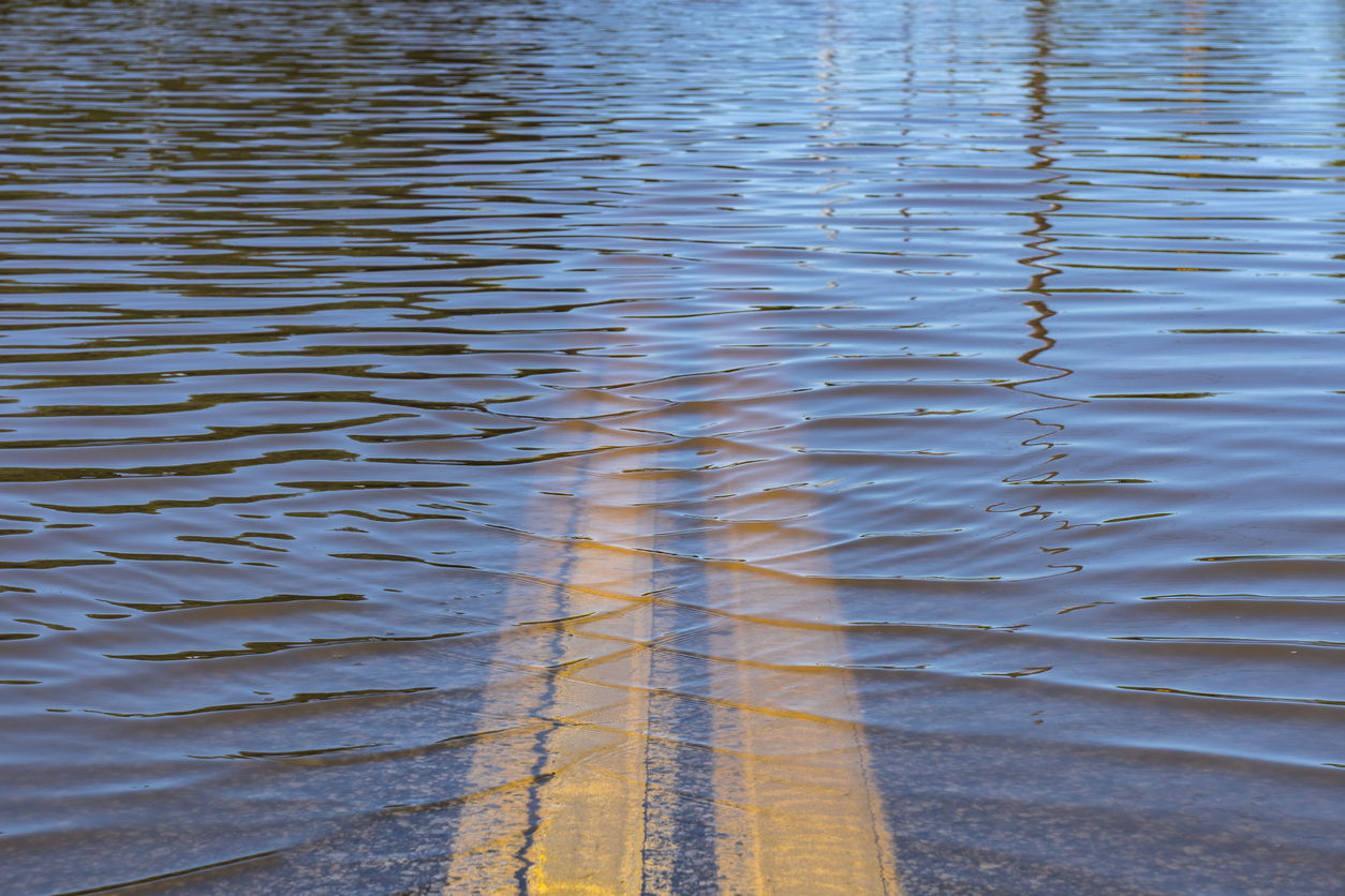 Regen_Wasser_Strasse_nass_caib